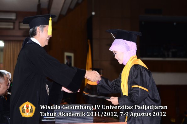 wisuda-unpad-gel-iv-2011_2012-fakultas-kedokteran-ekonomi-dan-bisnis-oleh-dekan-191