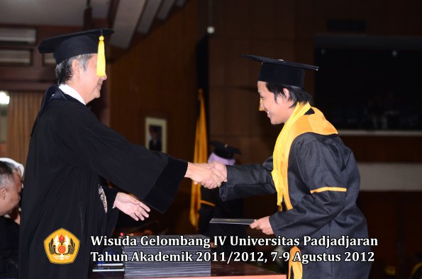 wisuda-unpad-gel-iv-2011_2012-fakultas-kedokteran-ekonomi-dan-bisnis-oleh-dekan-192