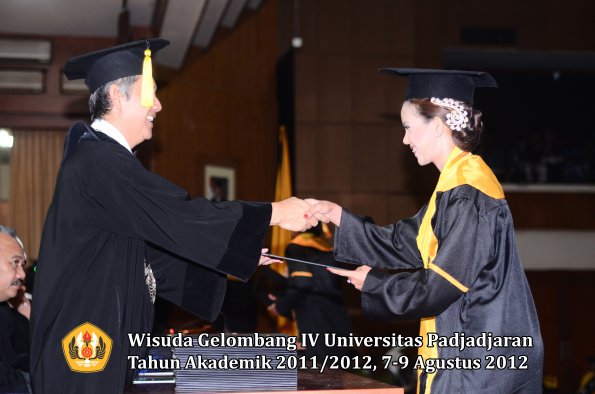 wisuda-unpad-gel-iv-2011_2012-fakultas-kedokteran-ekonomi-dan-bisnis-oleh-dekan-193