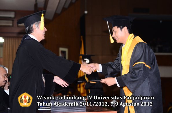 wisuda-unpad-gel-iv-2011_2012-fakultas-kedokteran-ekonomi-dan-bisnis-oleh-dekan-194