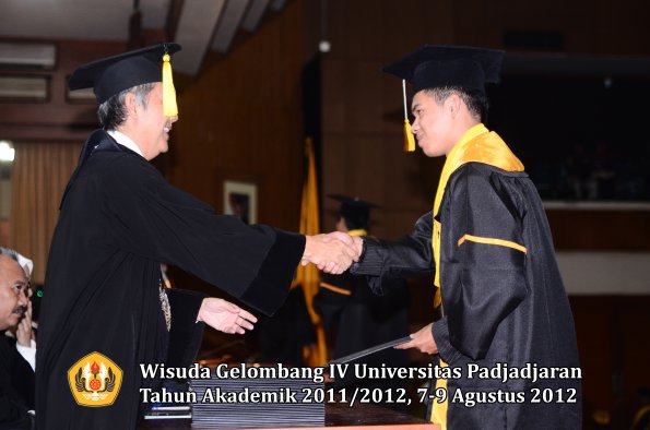 wisuda-unpad-gel-iv-2011_2012-fakultas-kedokteran-ekonomi-dan-bisnis-oleh-dekan-195