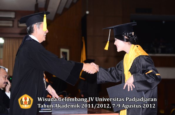 wisuda-unpad-gel-iv-2011_2012-fakultas-kedokteran-ekonomi-dan-bisnis-oleh-dekan-196