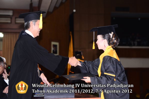 wisuda-unpad-gel-iv-2011_2012-fakultas-kedokteran-ekonomi-dan-bisnis-oleh-dekan-197