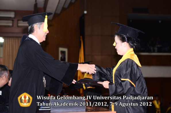 wisuda-unpad-gel-iv-2011_2012-fakultas-kedokteran-ekonomi-dan-bisnis-oleh-dekan-198