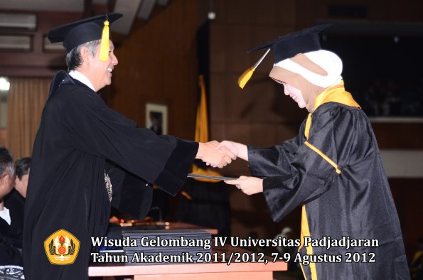 wisuda-unpad-gel-iv-2011_2012-fakultas-kedokteran-ekonomi-dan-bisnis-oleh-dekan-199