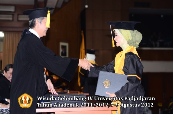 wisuda-unpad-gel-iv-2011_2012-fakultas-kedokteran-ekonomi-dan-bisnis-oleh-dekan-200