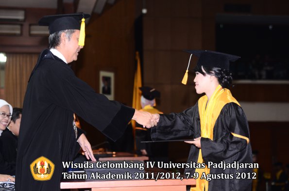 wisuda-unpad-gel-iv-2011_2012-fakultas-kedokteran-ekonomi-dan-bisnis-oleh-dekan-203