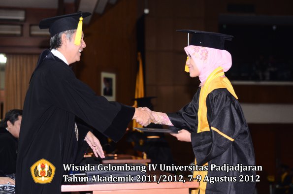 wisuda-unpad-gel-iv-2011_2012-fakultas-kedokteran-ekonomi-dan-bisnis-oleh-dekan-204