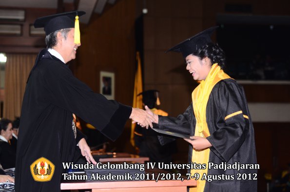 wisuda-unpad-gel-iv-2011_2012-fakultas-kedokteran-ekonomi-dan-bisnis-oleh-dekan-206