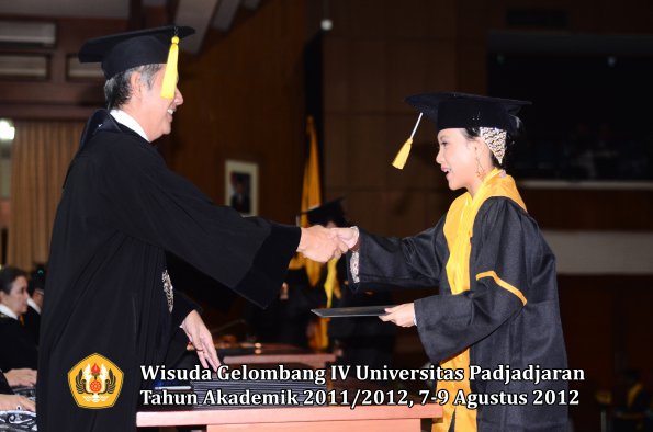 wisuda-unpad-gel-iv-2011_2012-fakultas-kedokteran-ekonomi-dan-bisnis-oleh-dekan-208