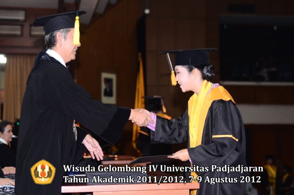 wisuda-unpad-gel-iv-2011_2012-fakultas-kedokteran-ekonomi-dan-bisnis-oleh-dekan-211