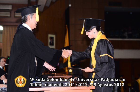 wisuda-unpad-gel-iv-2011_2012-fakultas-kedokteran-ekonomi-dan-bisnis-oleh-dekan-212