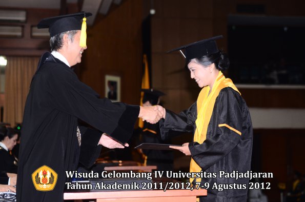 wisuda-unpad-gel-iv-2011_2012-fakultas-kedokteran-ekonomi-dan-bisnis-oleh-dekan-213