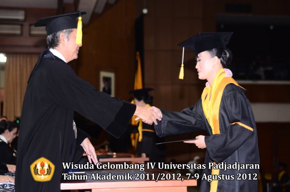 wisuda-unpad-gel-iv-2011_2012-fakultas-kedokteran-ekonomi-dan-bisnis-oleh-dekan-214