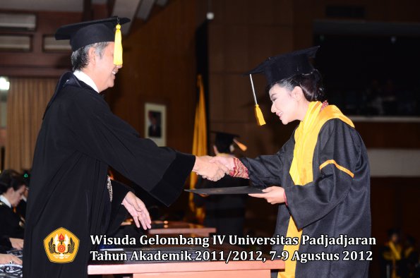 wisuda-unpad-gel-iv-2011_2012-fakultas-kedokteran-ekonomi-dan-bisnis-oleh-dekan-215