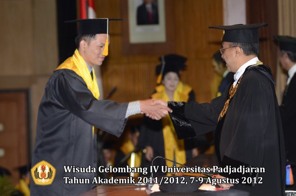 wisuda-unpad-gel-iv-2011_2012-fakultas-ekonomi-dan-bisnis-oleh-rektor-021