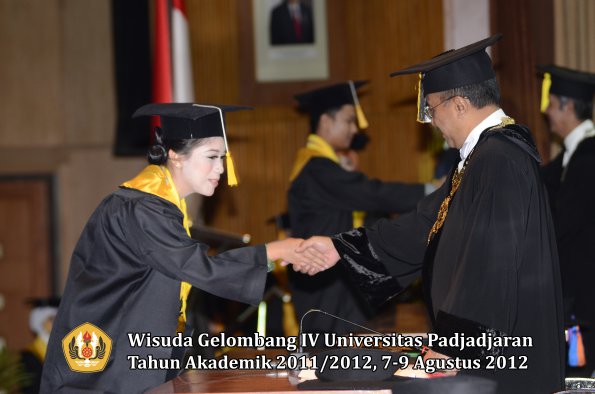 wisuda-unpad-gel-iv-2011_2012-fakultas-ekonomi-dan-bisnis-oleh-rektor-022