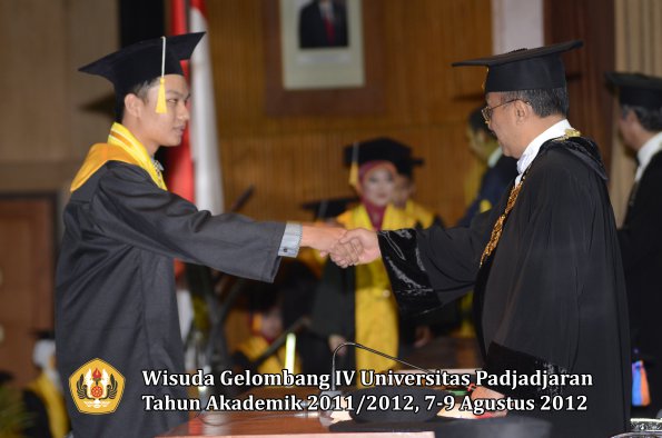 wisuda-unpad-gel-iv-2011_2012-fakultas-ekonomi-dan-bisnis-oleh-rektor-023