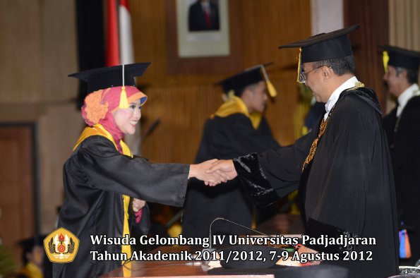 wisuda-unpad-gel-iv-2011_2012-fakultas-ekonomi-dan-bisnis-oleh-rektor-024