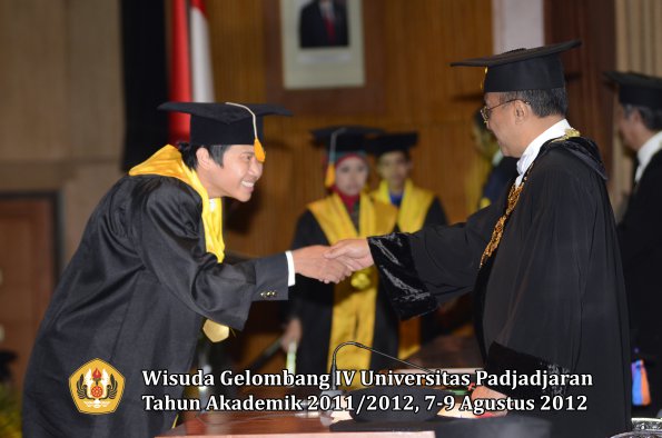 wisuda-unpad-gel-iv-2011_2012-fakultas-ekonomi-dan-bisnis-oleh-rektor-026