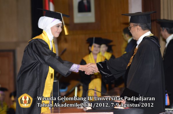 wisuda-unpad-gel-iv-2011_2012-fakultas-ekonomi-dan-bisnis-oleh-rektor-030