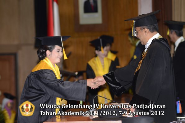 wisuda-unpad-gel-iv-2011_2012-fakultas-ekonomi-dan-bisnis-oleh-rektor-031