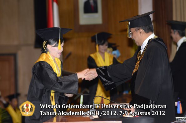 wisuda-unpad-gel-iv-2011_2012-fakultas-ekonomi-dan-bisnis-oleh-rektor-032