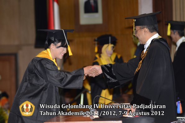 wisuda-unpad-gel-iv-2011_2012-fakultas-ekonomi-dan-bisnis-oleh-rektor-033