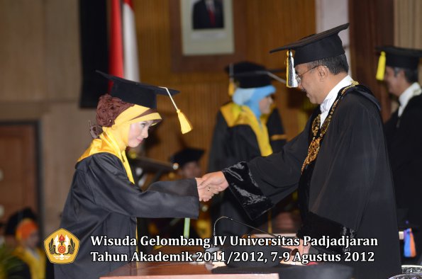 wisuda-unpad-gel-iv-2011_2012-fakultas-ekonomi-dan-bisnis-oleh-rektor-034