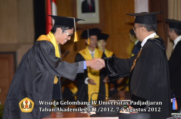 wisuda-unpad-gel-iv-2011_2012-fakultas-ekonomi-dan-bisnis-oleh-rektor-036