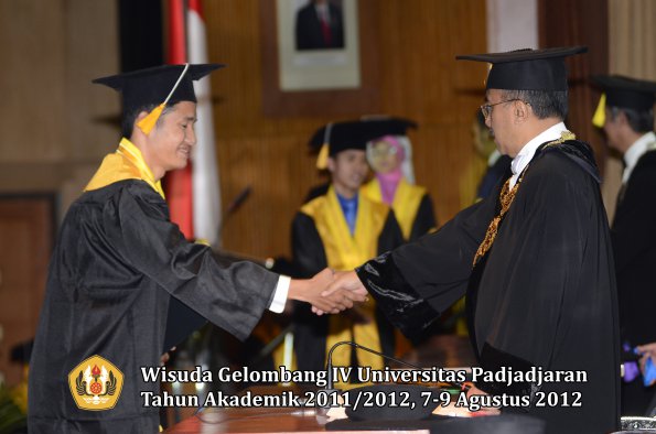 wisuda-unpad-gel-iv-2011_2012-fakultas-ekonomi-dan-bisnis-oleh-rektor-037