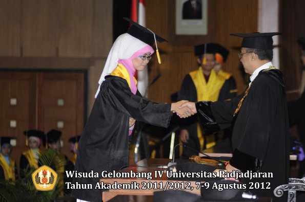 wisuda-unpad-gel-iv-2011_2012-fakultas-ekonomi-dan-bisnis-oleh-rektor-039