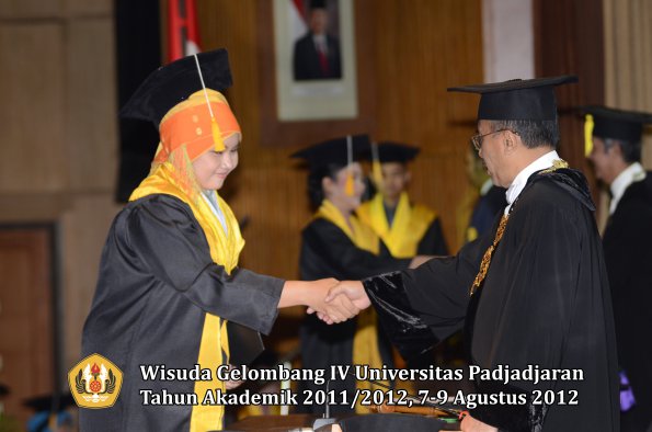 wisuda-unpad-gel-iv-2011_2012-fakultas-ekonomi-dan-bisnis-oleh-rektor-041