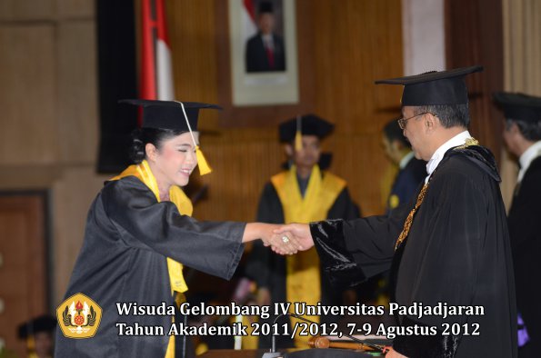 wisuda-unpad-gel-iv-2011_2012-fakultas-ekonomi-dan-bisnis-oleh-rektor-042