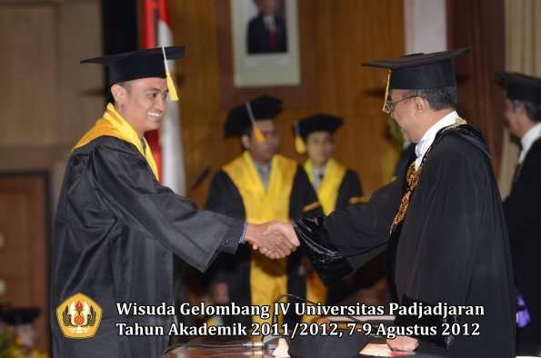 wisuda-unpad-gel-iv-2011_2012-fakultas-ekonomi-dan-bisnis-oleh-rektor-043