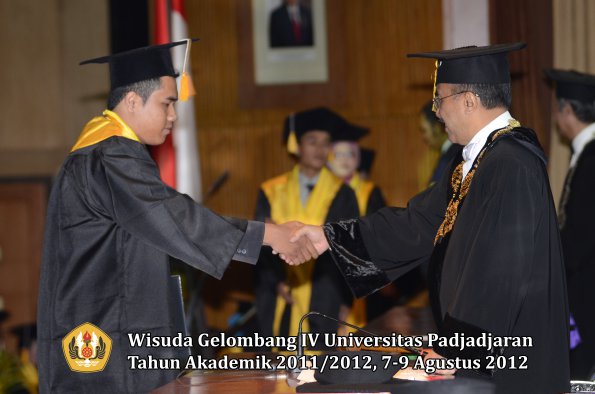 wisuda-unpad-gel-iv-2011_2012-fakultas-ekonomi-dan-bisnis-oleh-rektor-044