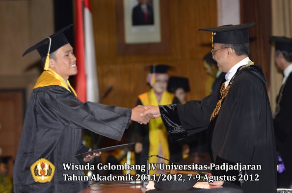 wisuda-unpad-gel-iv-2011_2012-fakultas-ekonomi-dan-bisnis-oleh-rektor-045