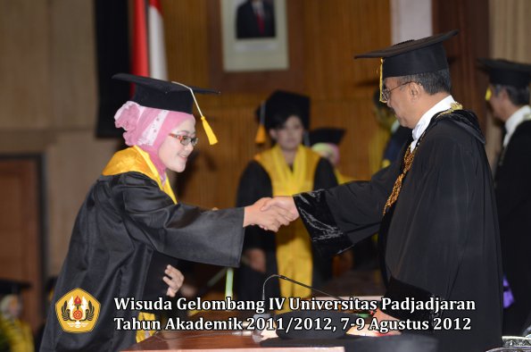 wisuda-unpad-gel-iv-2011_2012-fakultas-ekonomi-dan-bisnis-oleh-rektor-046