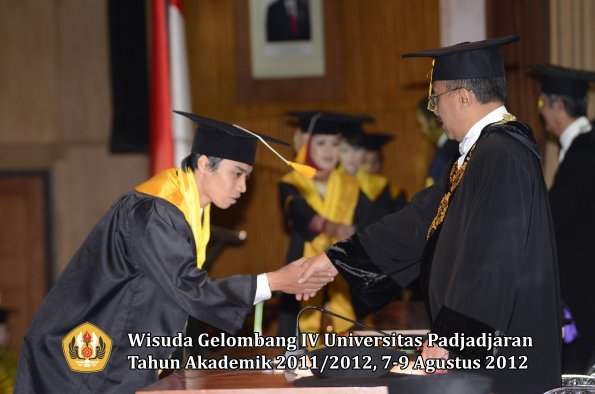 wisuda-unpad-gel-iv-2011_2012-fakultas-ekonomi-dan-bisnis-oleh-rektor-050