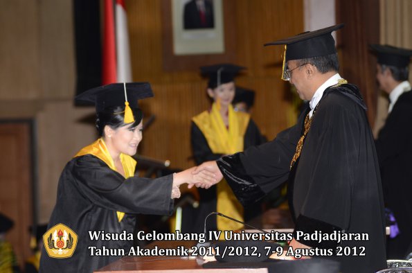 wisuda-unpad-gel-iv-2011_2012-fakultas-ekonomi-dan-bisnis-oleh-rektor-058