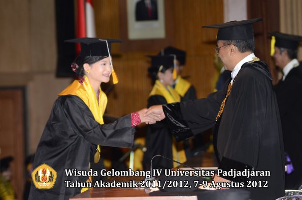 wisuda-unpad-gel-iv-2011_2012-fakultas-ekonomi-dan-bisnis-oleh-rektor-059