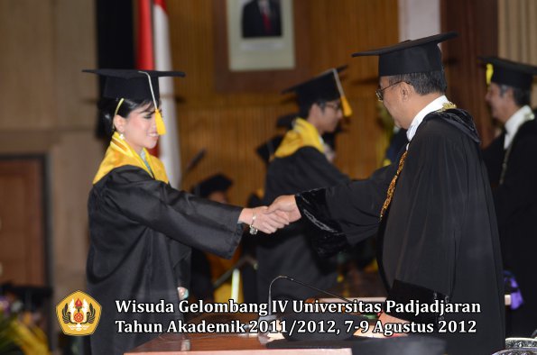 wisuda-unpad-gel-iv-2011_2012-fakultas-ekonomi-dan-bisnis-oleh-rektor-060