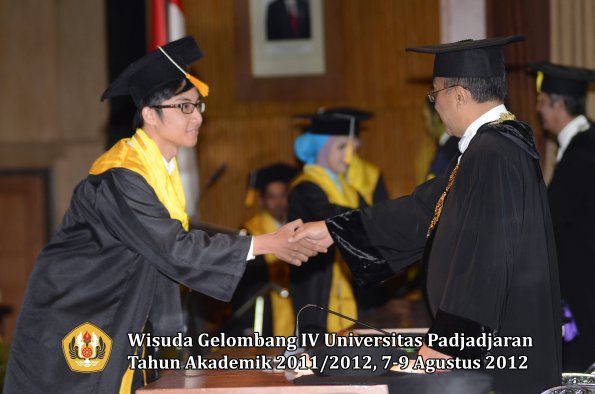 wisuda-unpad-gel-iv-2011_2012-fakultas-ekonomi-dan-bisnis-oleh-rektor-061