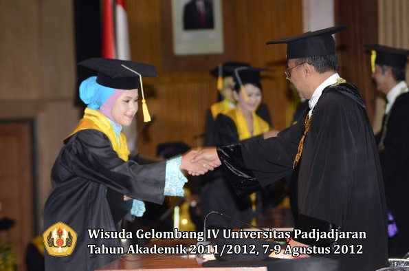 wisuda-unpad-gel-iv-2011_2012-fakultas-ekonomi-dan-bisnis-oleh-rektor-062