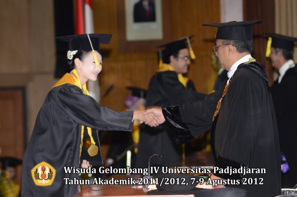 wisuda-unpad-gel-iv-2011_2012-fakultas-ekonomi-dan-bisnis-oleh-rektor-063