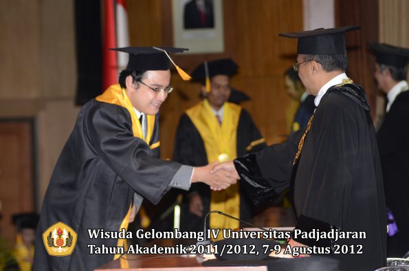 wisuda-unpad-gel-iv-2011_2012-fakultas-ekonomi-dan-bisnis-oleh-rektor-064