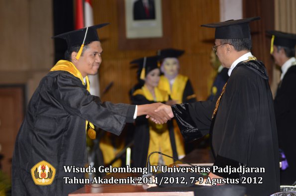 wisuda-unpad-gel-iv-2011_2012-fakultas-ekonomi-dan-bisnis-oleh-rektor-065