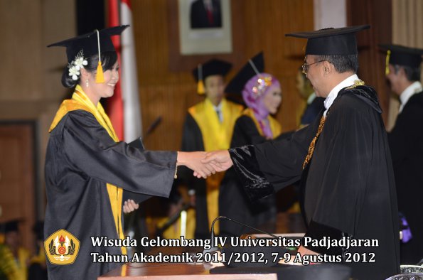 wisuda-unpad-gel-iv-2011_2012-fakultas-ekonomi-dan-bisnis-oleh-rektor-068