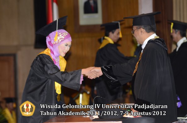 wisuda-unpad-gel-iv-2011_2012-fakultas-ekonomi-dan-bisnis-oleh-rektor-069