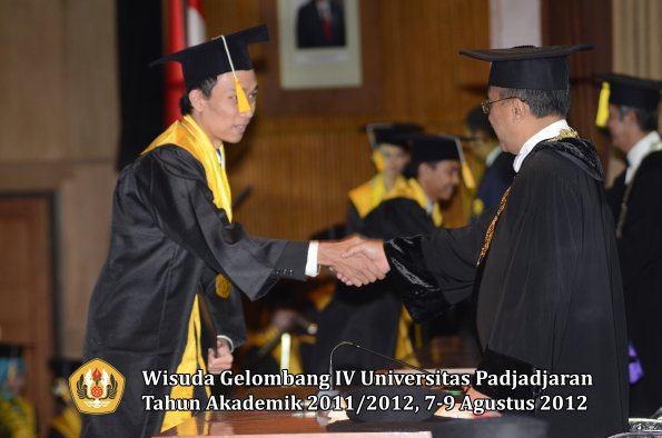 wisuda-unpad-gel-iv-2011_2012-fakultas-ekonomi-dan-bisnis-oleh-rektor-070